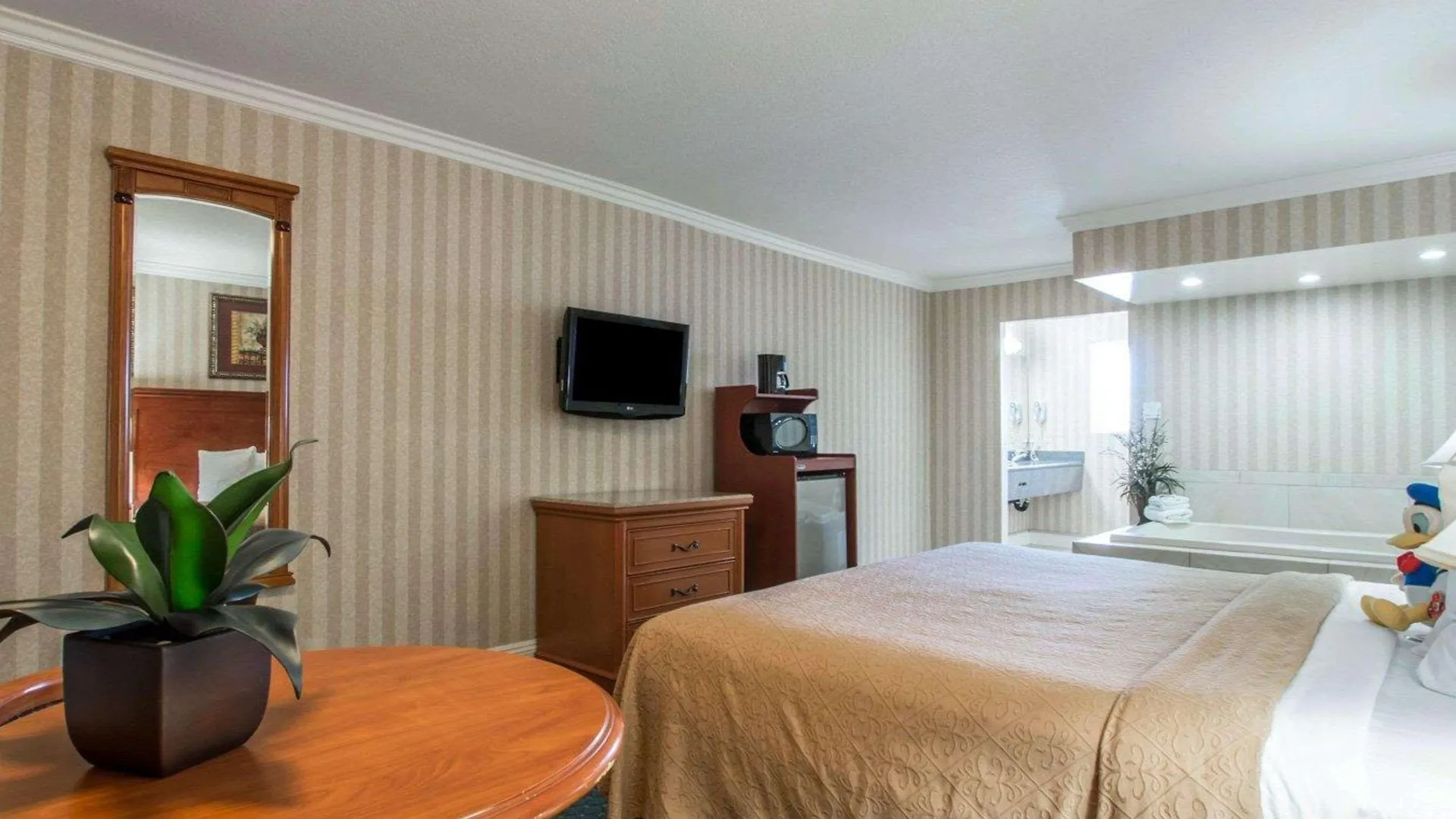 Quality Inn & Suites Anaheim Maingate Hotel